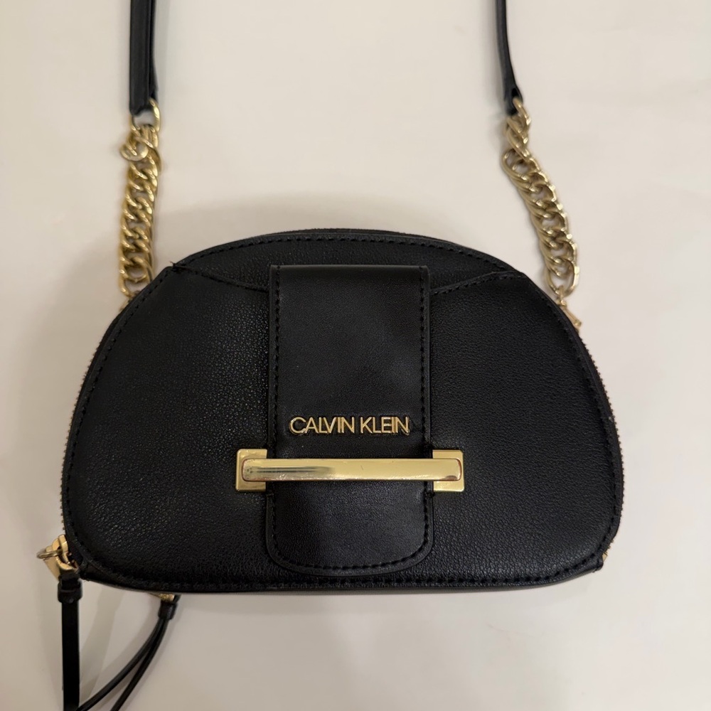 Calvin Klein Women's Crossbody Bag Black Half Moon Sculpted Bar Detal Pre Owned